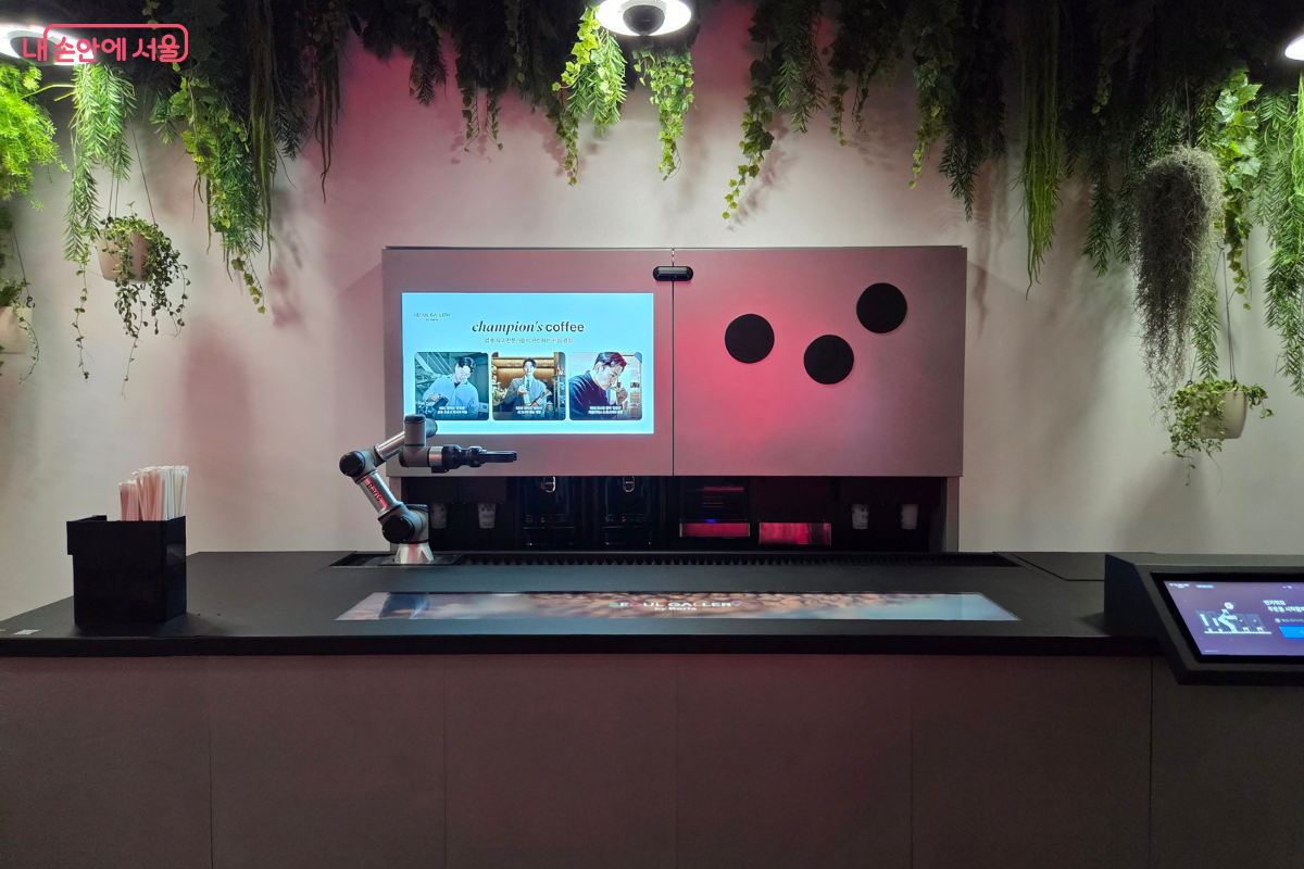 음료를 만들어주는 로봇바리스타 ⓒ김승아