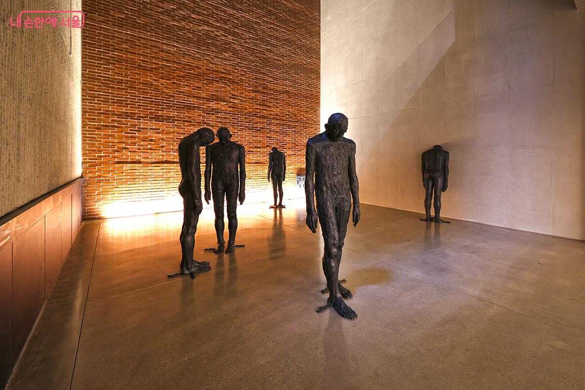 하늘과 대지 사이에 사람이 있다. 배형경 작품 &copy;김주연