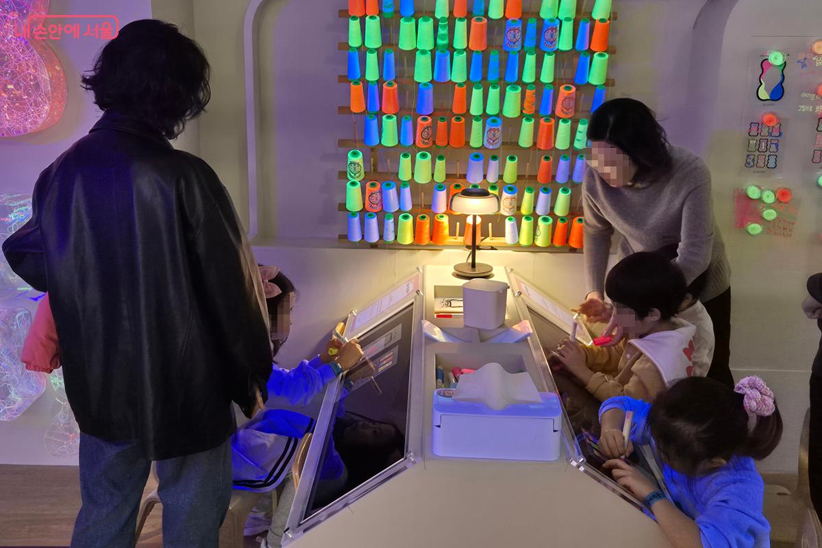 다양한 체험 활동과 워크숍은 &lsquo;어린이 공예놀이터&rsquo;라는 취지를 더욱 빛나게 한다. &copy;백승훈