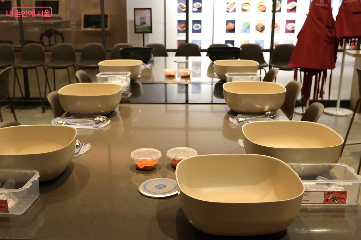 6층 김장마루는 다양한 양념과 도구가 갖춰진 공간에서 김치 쿠킹 클래스가 진행된다. &copy;이봉덕