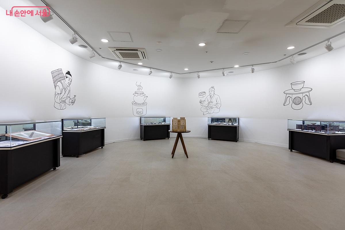 1층에서는 전통 의학의 지혜를 조명하는 기획 전시가 열린다. &copy;문청야