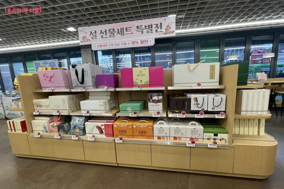 설 선물세트 3개 이상 구매 시 10% 추가 할인해준다. ⓒ이정민  