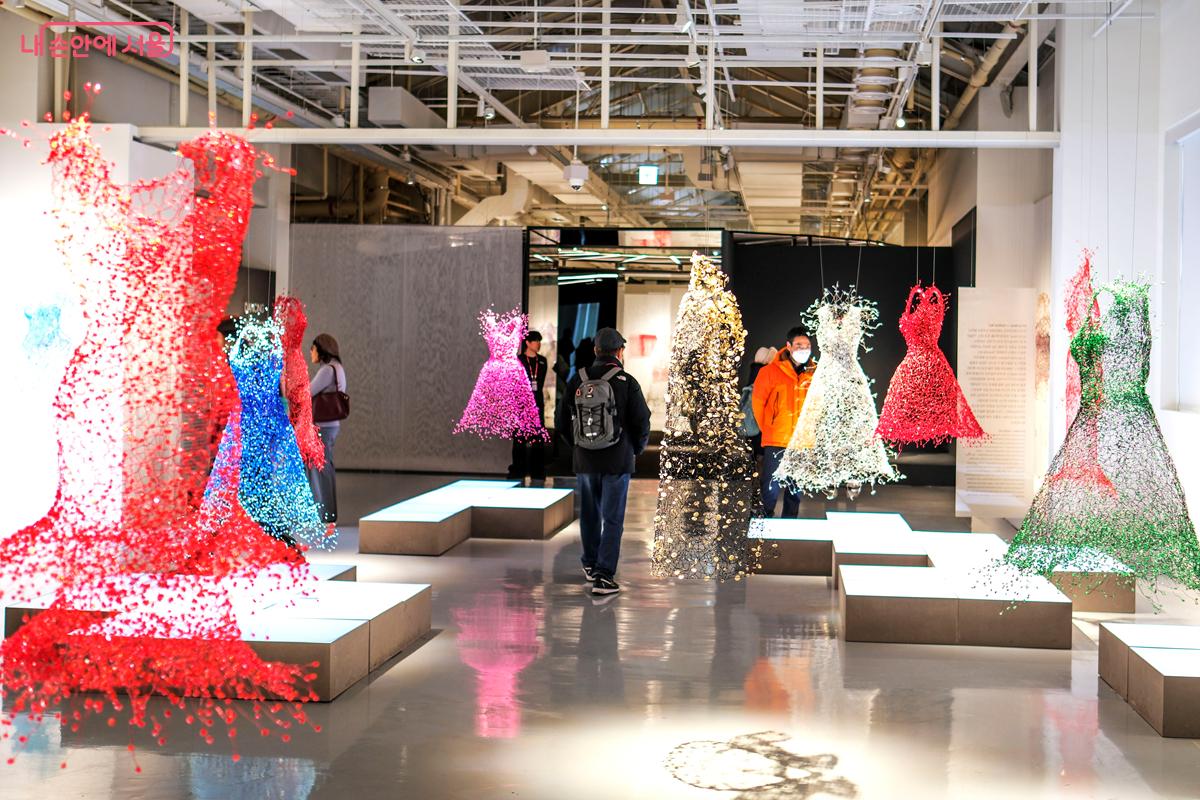 2부 'Dancing' 공간에서는 다양한 드레스와 재킷, 부조와 설치 작품들이 마치 춤을 추듯 배치되어 있다. &copy;박우영