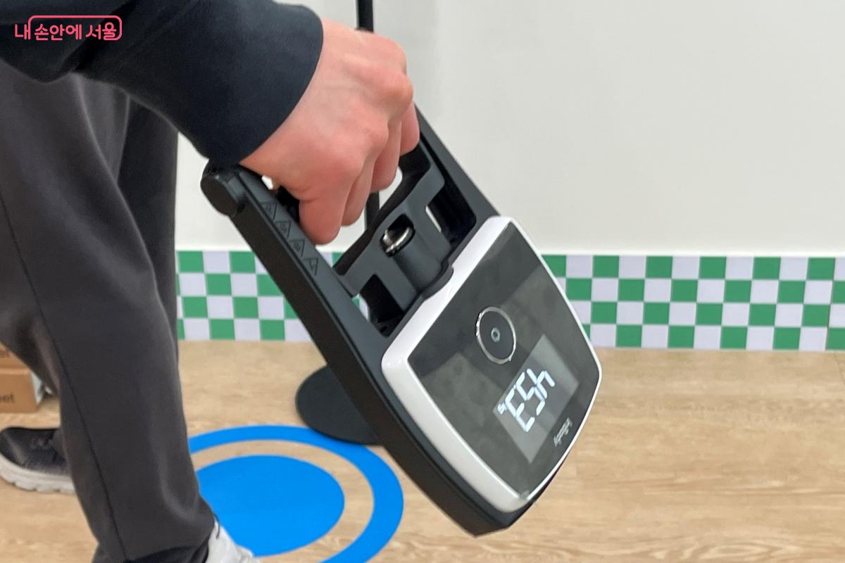 근력(상대악력) 측정을 하고 있는 시민 &copy;김연희