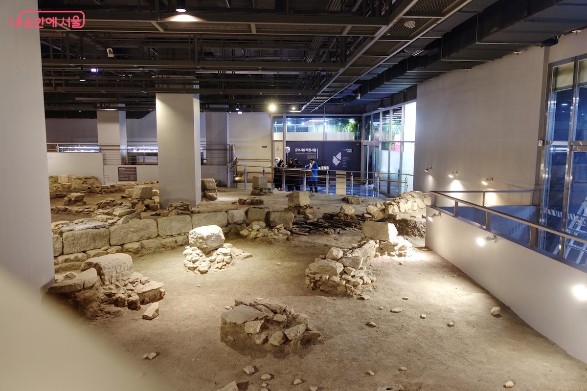 군기시유적박물관은 서울시청 신청사 건립과정중에 발견되었다고 한다