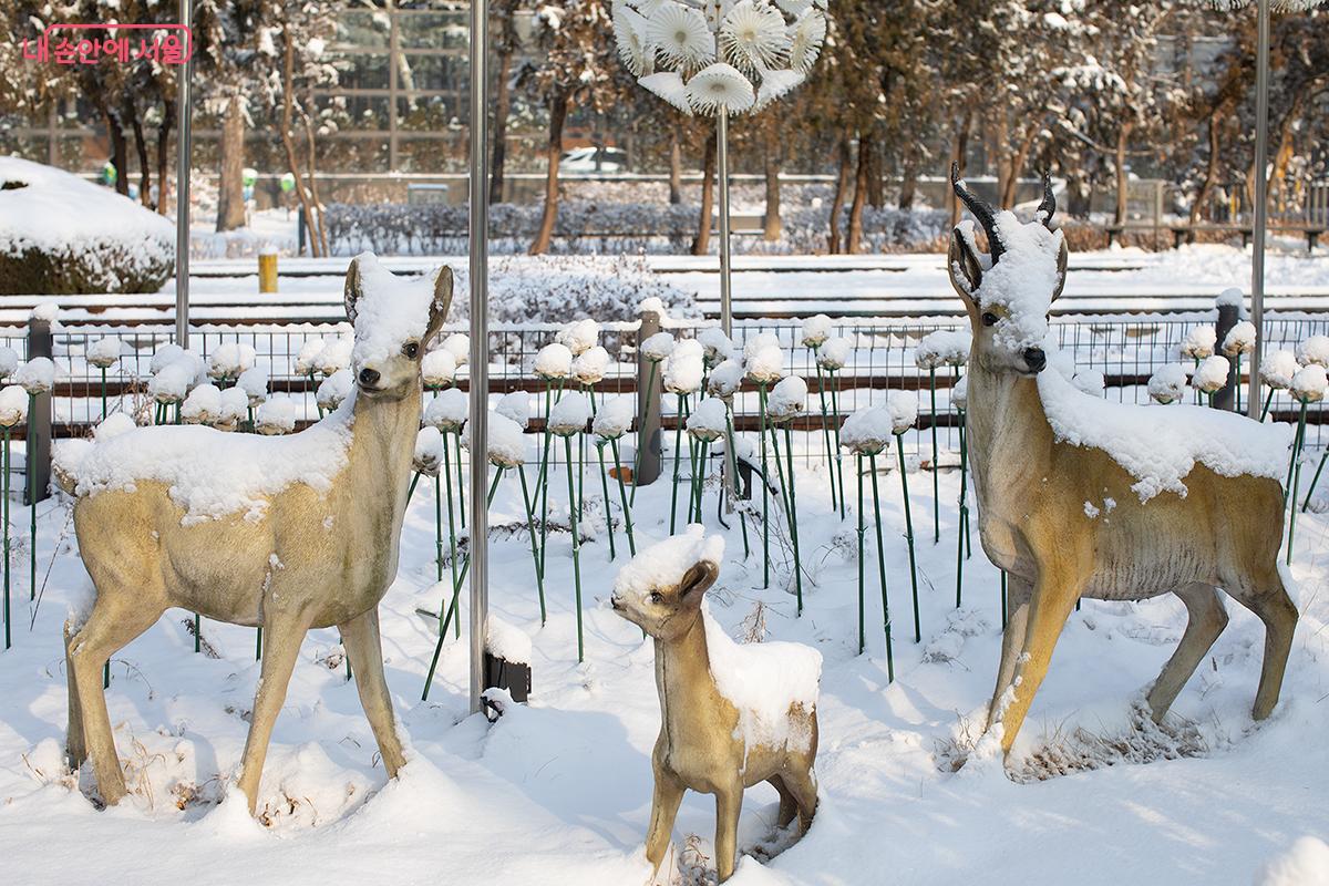 동물 조형물이 하얀 눈과 대비를 이루며 멋진 풍경을 선사한다. ⓒ문청야