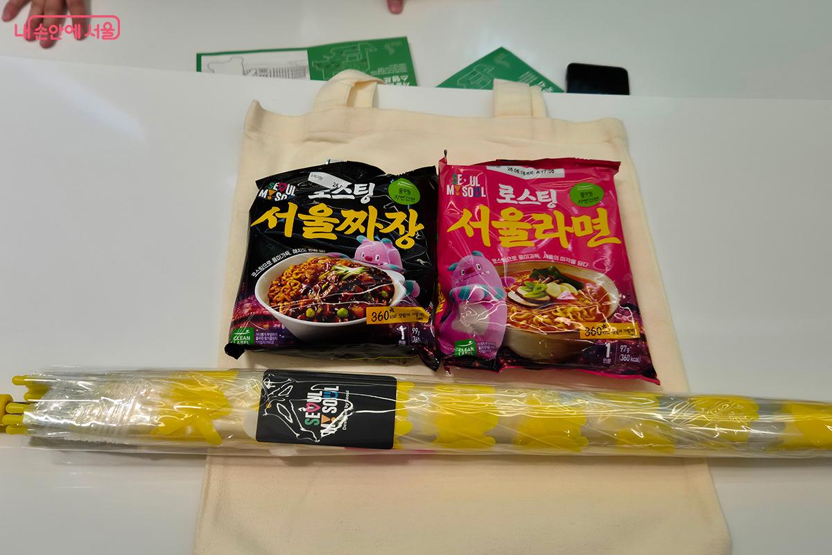 서울갤러리 주요 체험존을 돌며 모든 미션을 완료하고 스탬프를 완성하면 주어지는 기념품들