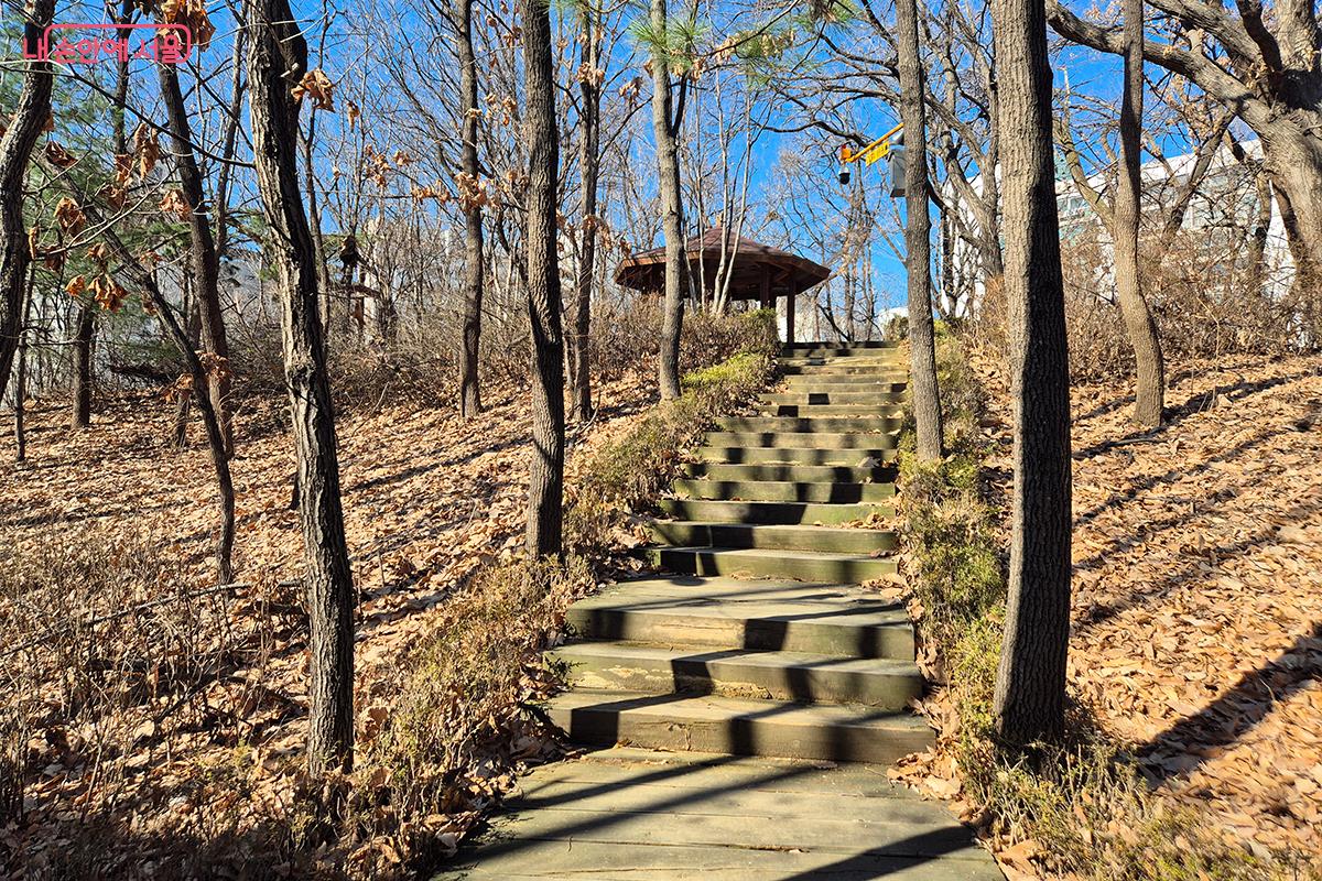 산책로 곳곳에 조성된 휴식 공간 덕분에 부담없이 산책을 즐길 수 있다. ©정향선