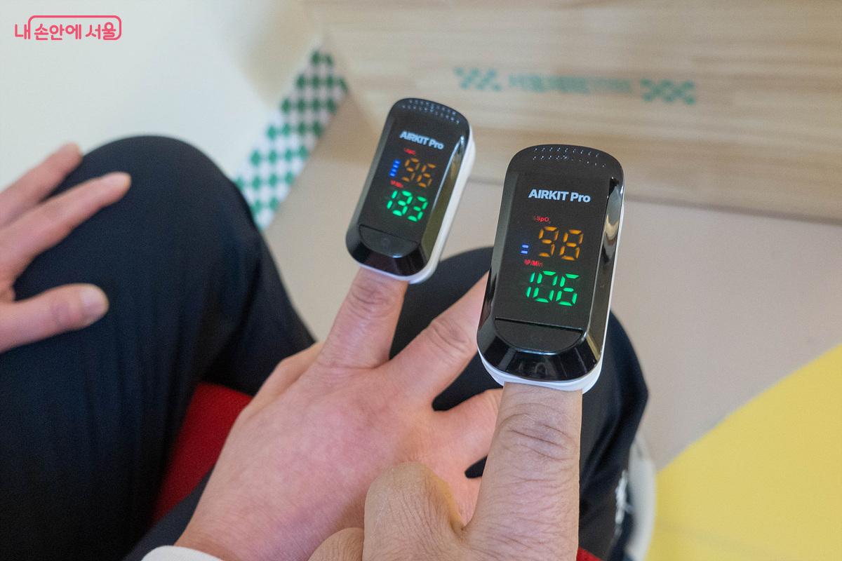 심폐지구력 측정기(스텝 검사 전후를 측정 비교), 옆 체험자와 측정 수치를 비교했다. &copy;김인수