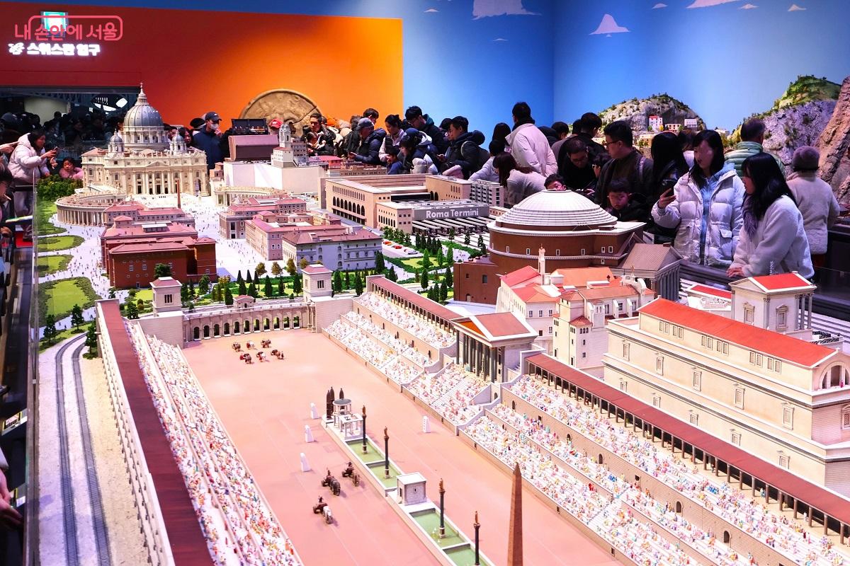 로마 대전차 경기장: 오래전 로마 사람들이 말이 끄는 전차 경주를 보며 응원하던 거대한 경기장&copy;김대진 