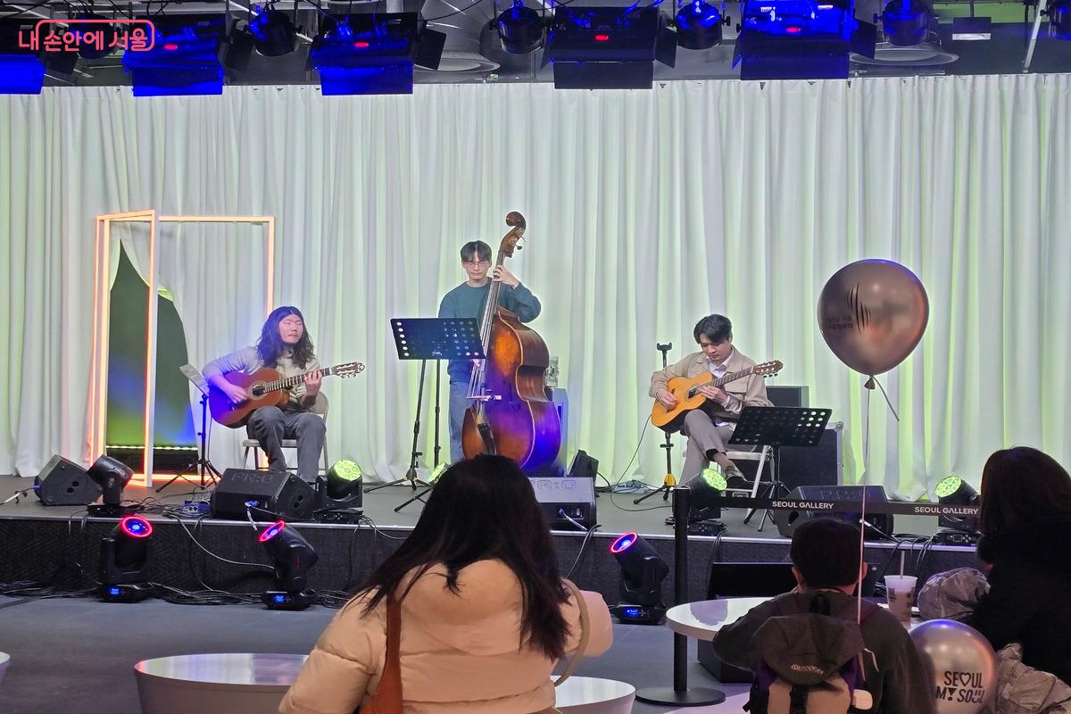 팝업 기간 동안에는 인기 있는 뮤지션들의 공연과 연사들의 강연을 만날 수 있었다. ⓒ김은주