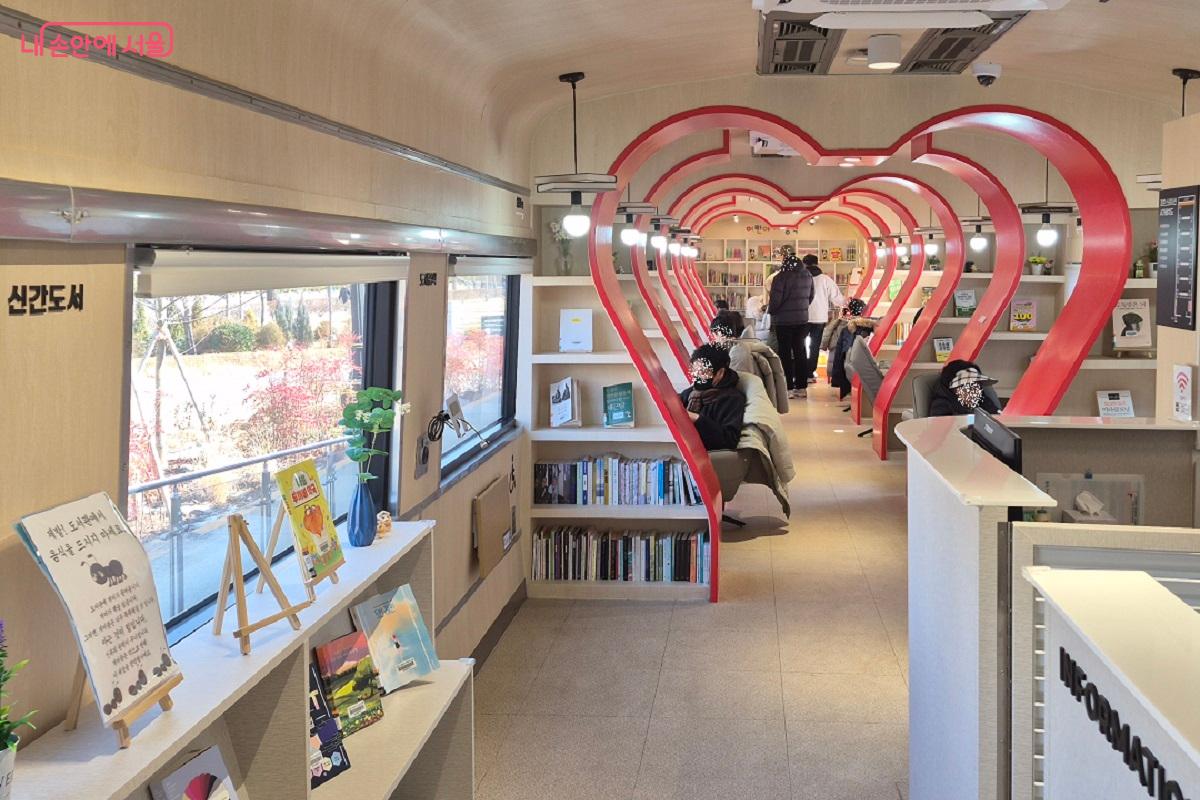 기차 객실을 미니 도서관으로 꾸민 경춘스테이션 북은 언제나 인기가 많다. &copy;권수진
