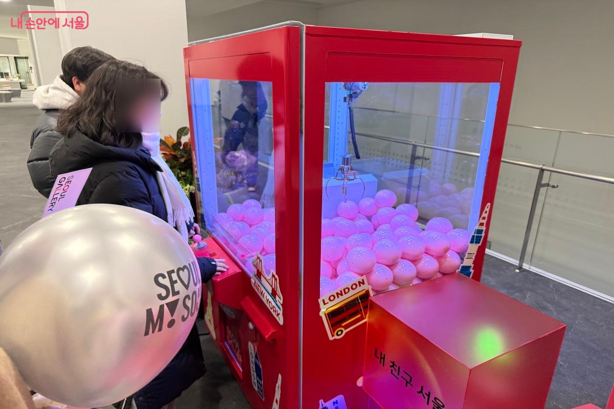 스탬트 투어 중 하나인 뽑기 체험 ⓒ우현희