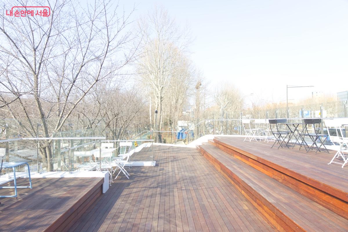 수변 공간에 충분히 '감성'이라는 수식어를 붙여도 손색이 없을 여의천 소원카페