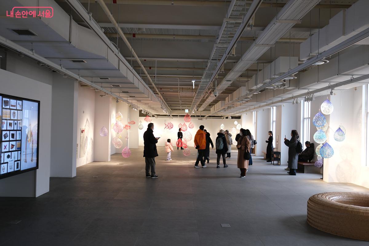 5부 '공간을 향한'에서는 금기숙 작가의 설치 작업들을 볼 수 있다. &copy;박우영