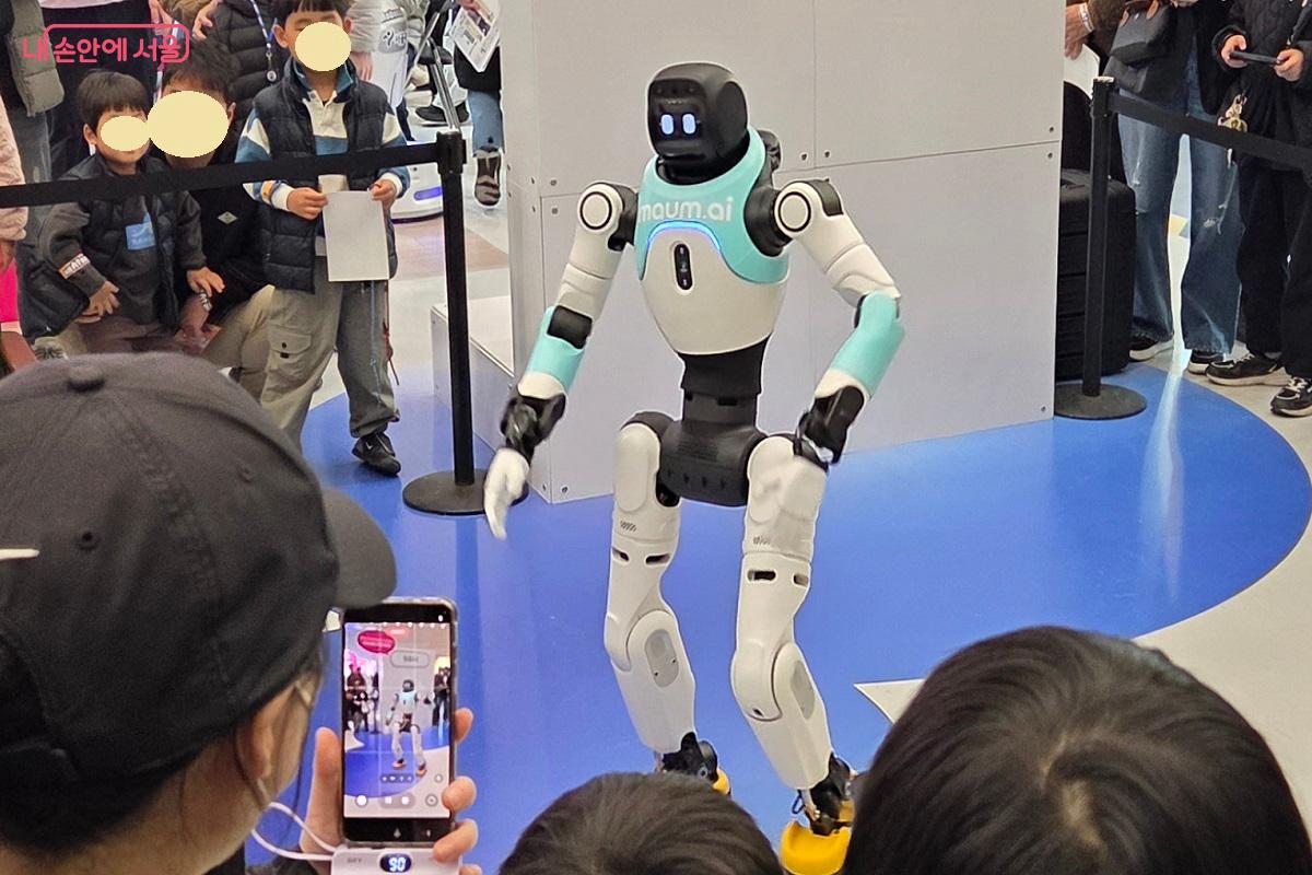  사람의 걸음걸이를 꼭 닮은 &lsquo;우치봇&rsquo;의 유연한 몸짓 &copy;이상돈