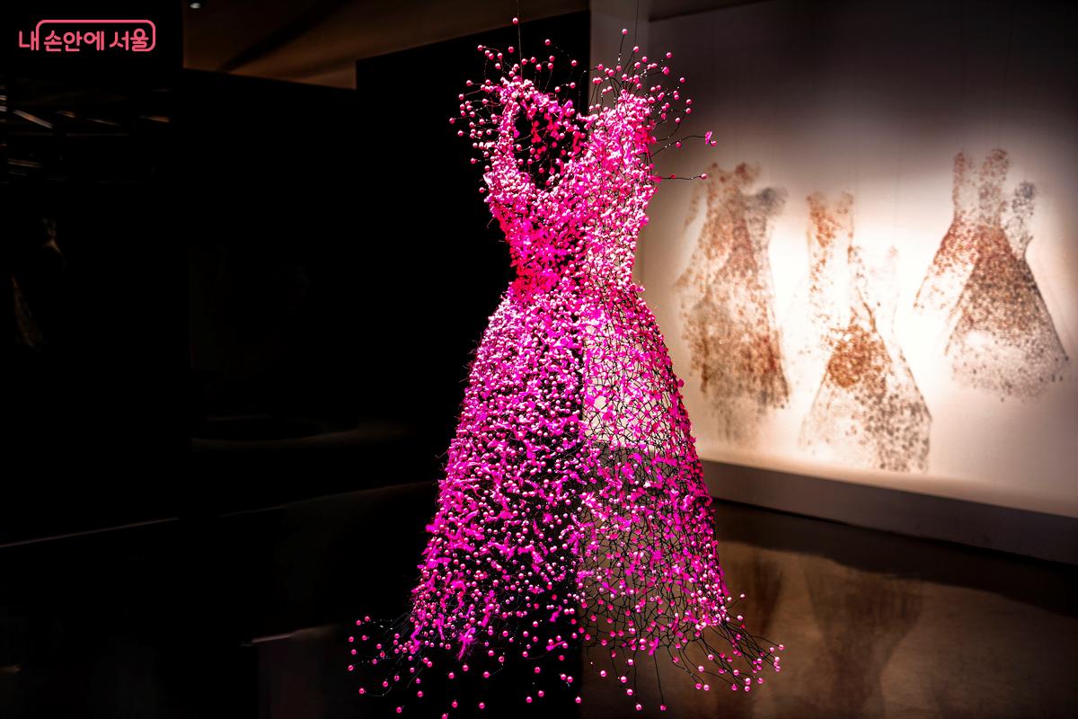 연꽃이 피어나는 시간을 색의 흐름으로 풀어냈다는 '연화 드레스' &copy;박우영