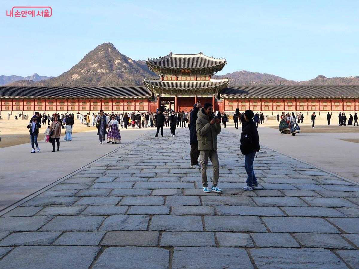 북악산 아래 곧게 뻗은 박석길을 따라 흥례문으로 향하는 시민들의 발걸음에서 역사의 숨결이 느껴진다. &copy;김대진