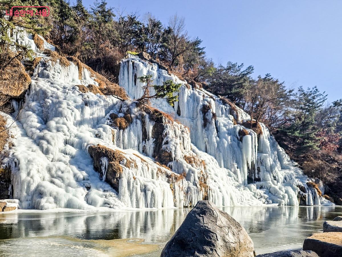 무수한 고드름과 얼음이 빚어낸 폭포의 은빛 장관 ⓒ양지영