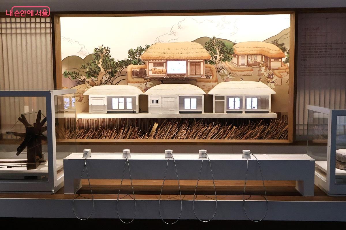 상설전시관은 사라져가는 향토민요를 그래픽과 고음질 음원으로 복원한 청음 공간이다. &copy;김대진 