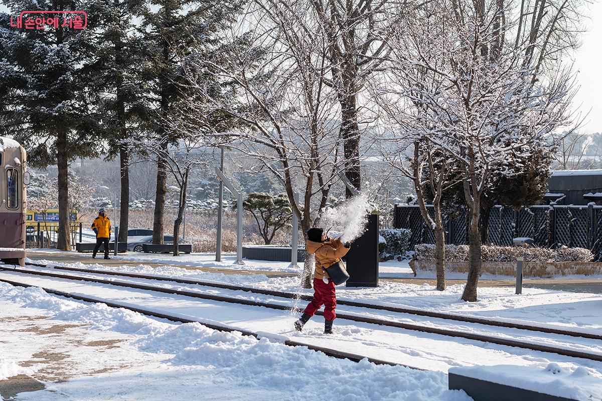 한 시민이 눈을 뿌리며 겨울을 마음껏 즐기고 있다. ⓒ문청야
