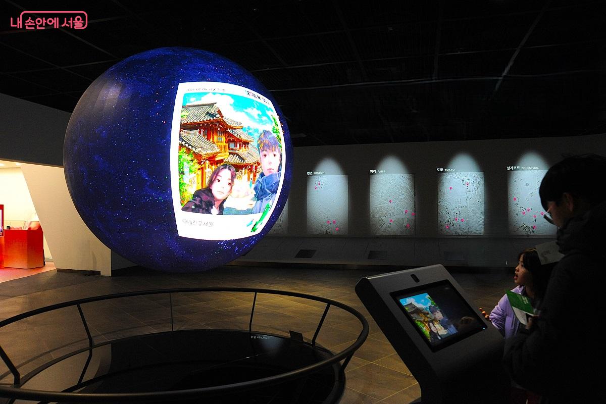 지구 모양 대형 &lsquo;미디어 스피어&rsquo;에 방문객의 모습이 지브리풍으로 나타난다. &copy;조수봉