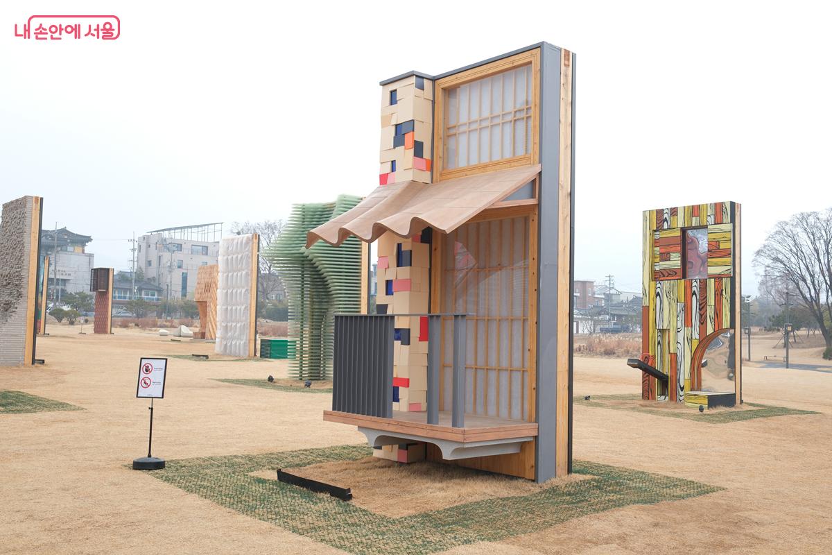 <일상의 벽> 전시에서는 독특한 재료, 질감 등으로 만들어진 24개의 벽들을 감상할 수 있다. &copy;박우영