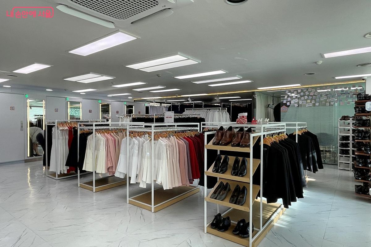 다양한 사이즈의 정장과 구두가 준비되어 있다. &copy;김수경