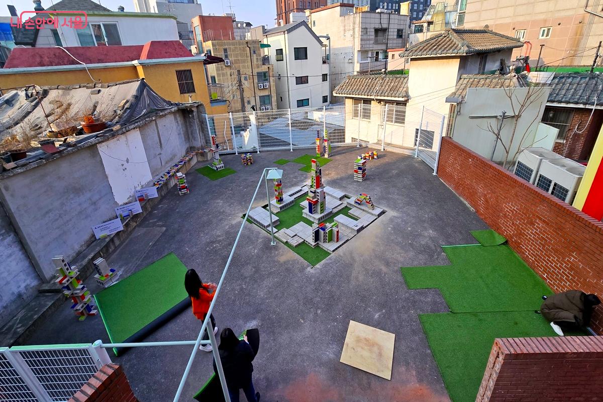 초록색 인조잔디 매트가 깔린 1층 뒷 마당 &copy;김윤경