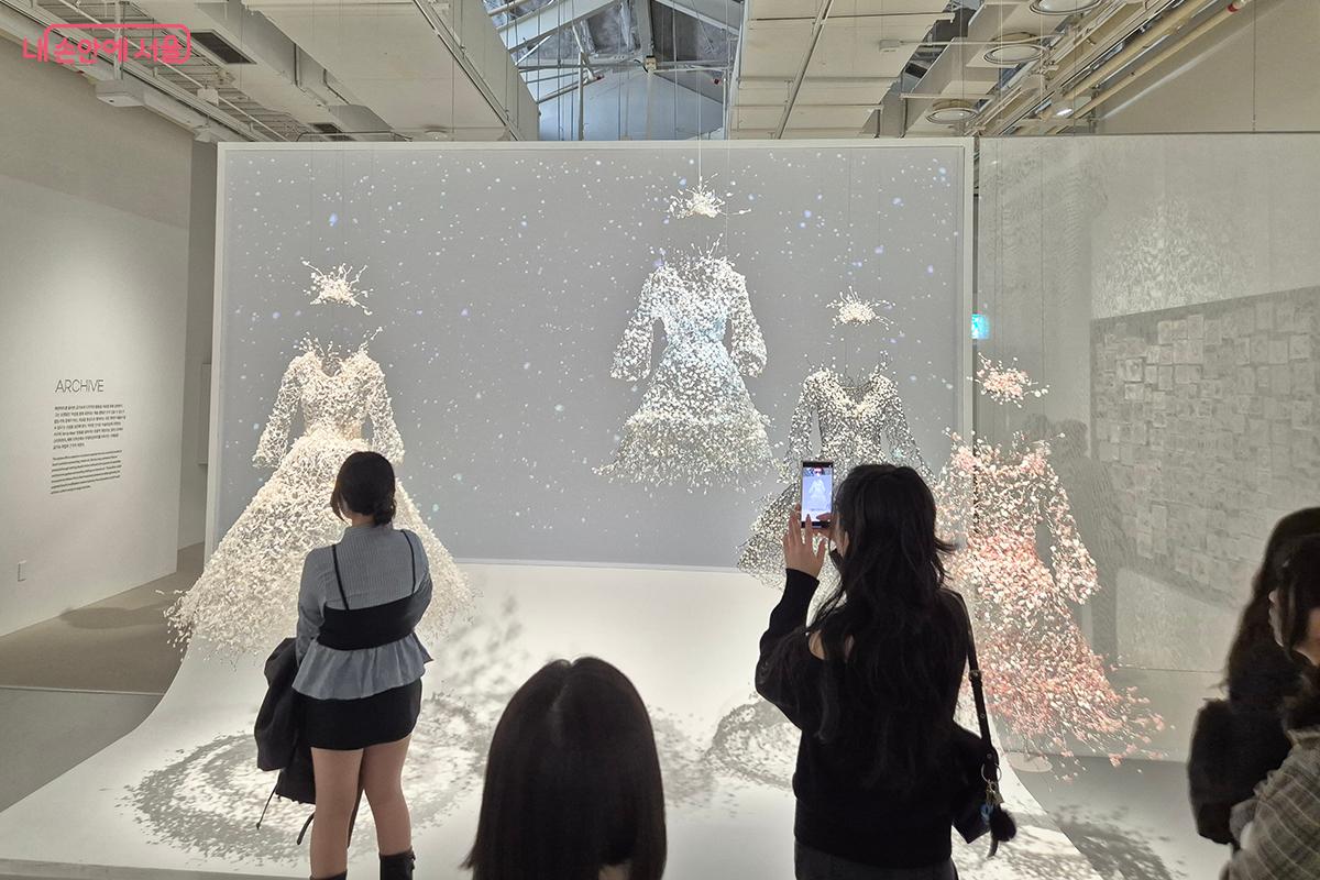 전시된 작품들은 철사, 구슬, 노방을 비롯한 스팽글이나 빨대, 은박지 같은 일상의 폐기물로 만들어졌다.