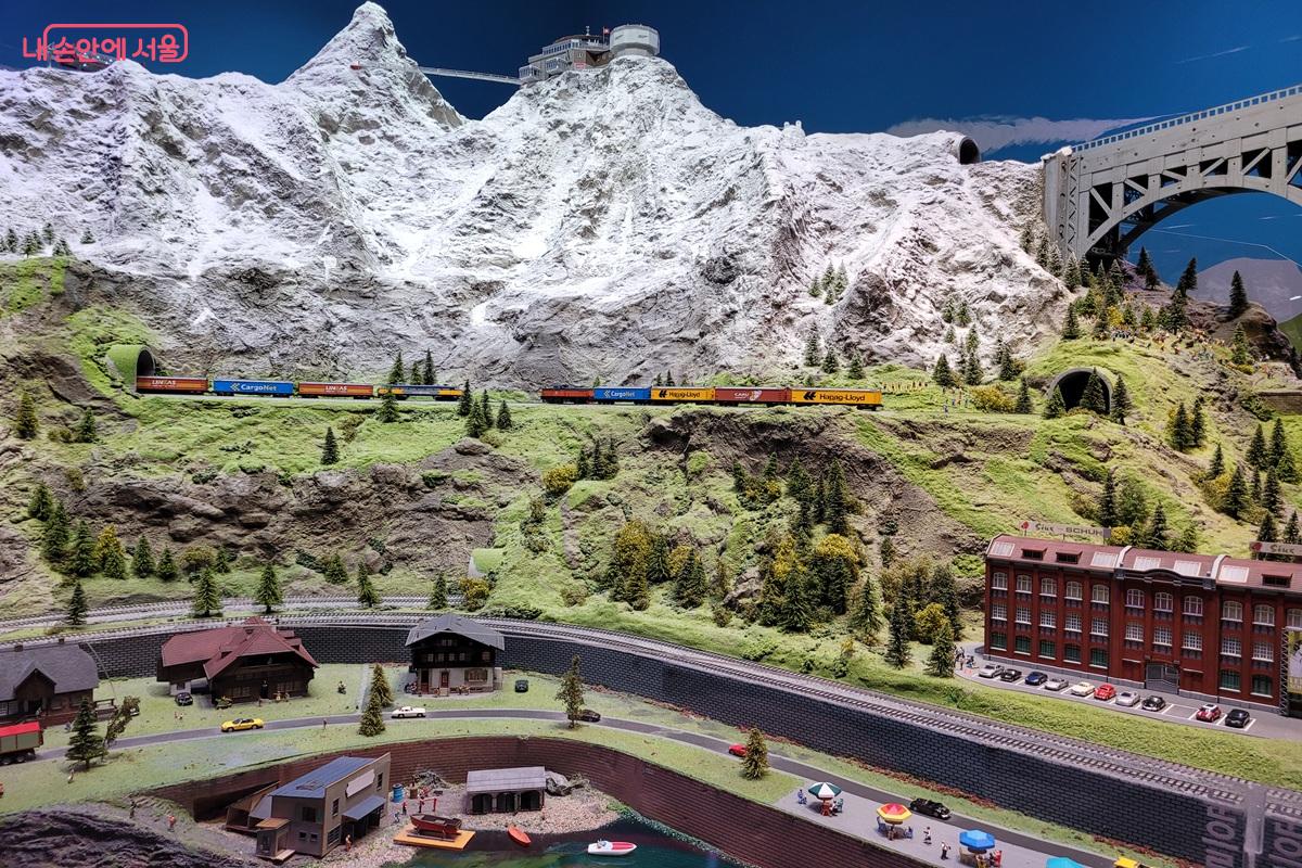 작은 알프스가 펼쳐진 노원기차마을 스위스관. 산악열차가 마테호른 아래를 지난다. ©조연