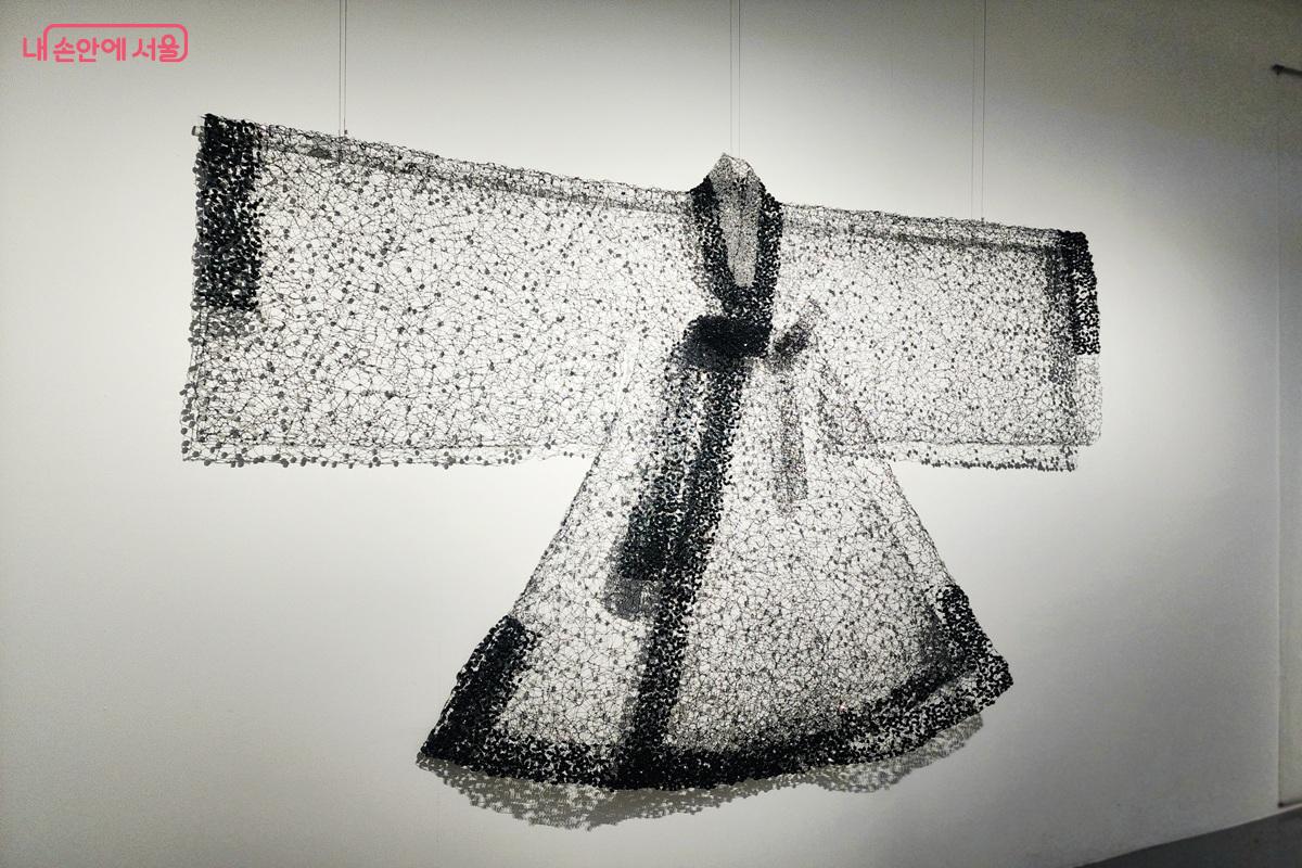 한복의 선과 여백을 재해석한 작품 ©김윤화