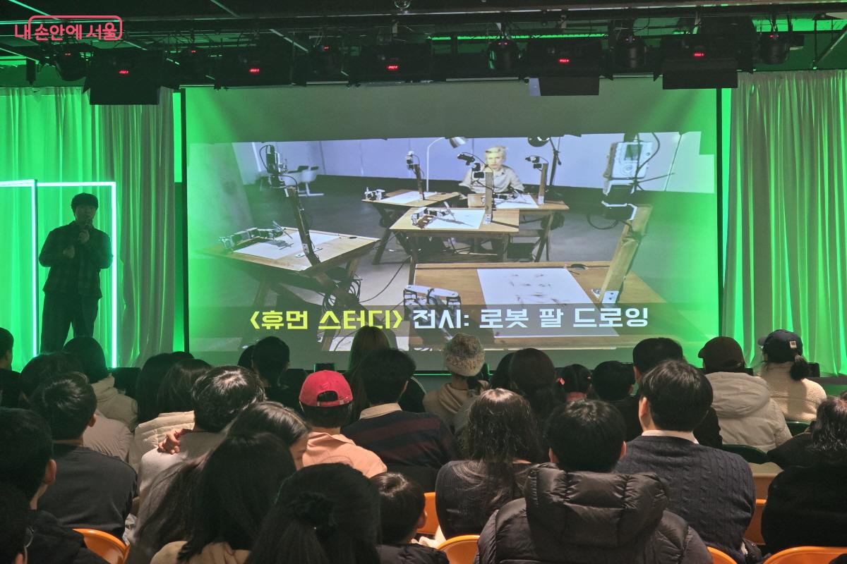 로봇 예술에 대한 설명 ⓒ심재혁
