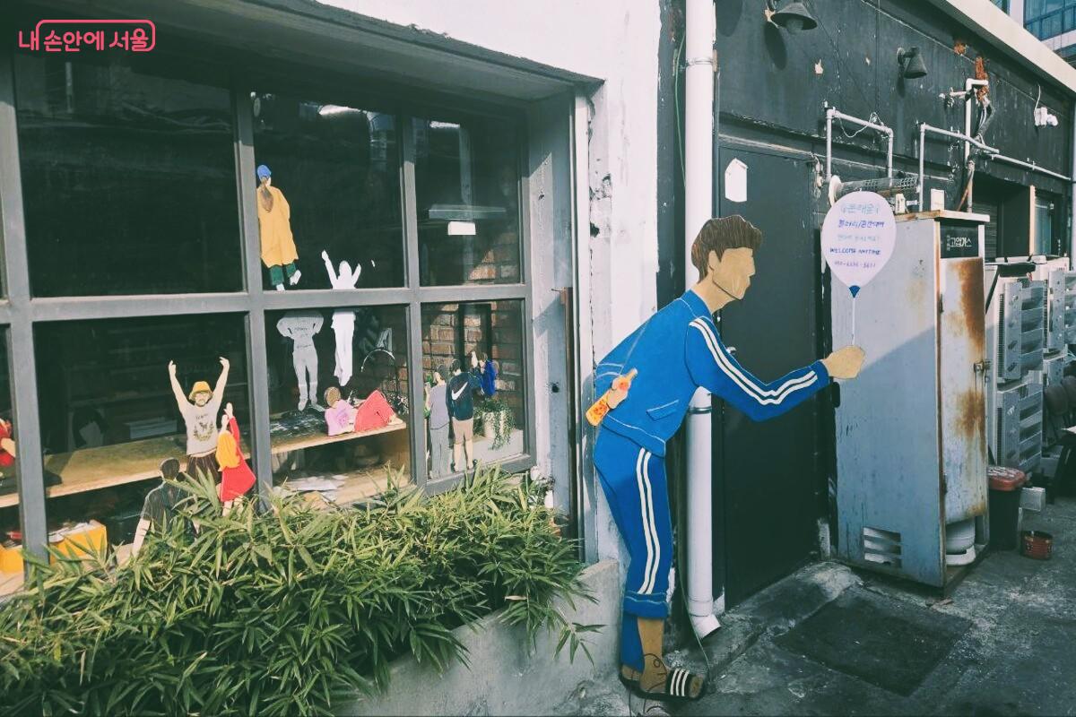 낡은 철공소 담벼락에 그려진 그래피티와 재치 있는 예술 작품들 &copy;김건우