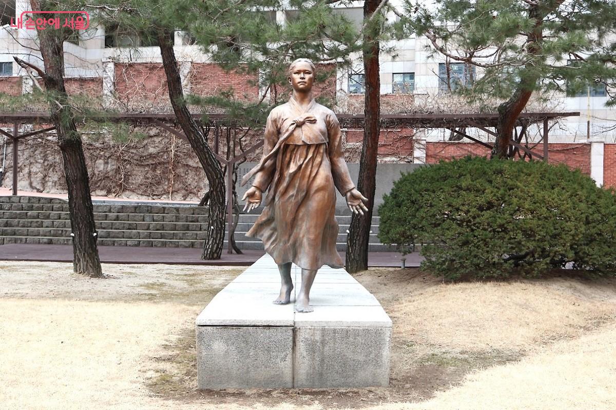 이화학당 유관순기념관 앞마당 유관순 열사 동상. 당당하게 앞을 향해 나아가는 모습에서, 죽음 앞에서도 굴하지 않았던 조국 사랑의 기개가 느껴진다. ©김대진