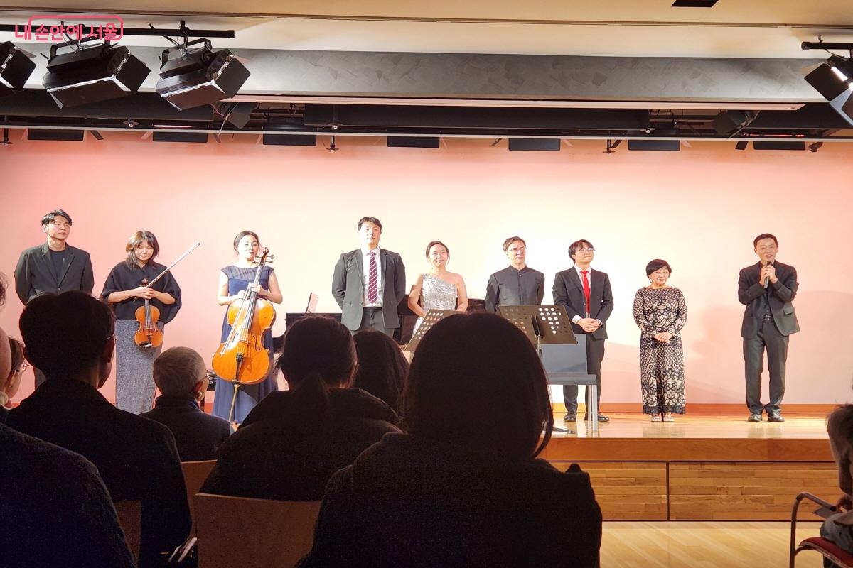 음악회가 끝난 뒤 연주자들이 모두 무대에 나와서 인사하고 있다. ⓒ윤혜숙