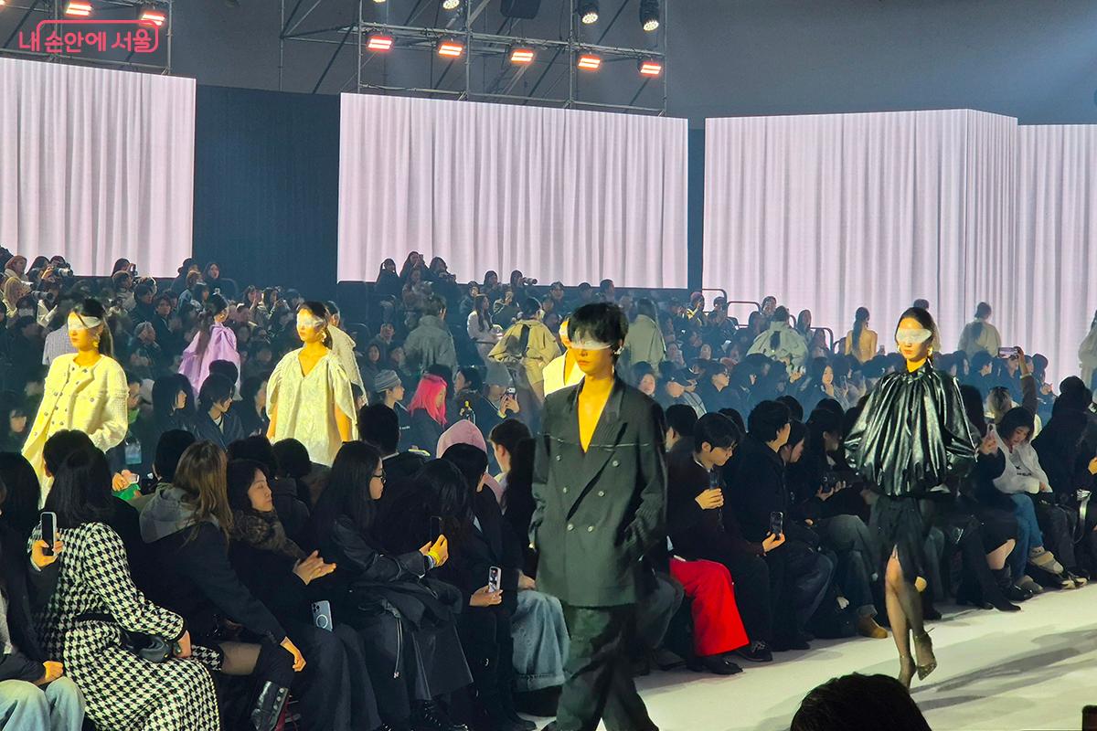 하이엔드 브랜드를 지향하는 한현민 디자이너의 소신이 의상 곳곳에서 드러난다. &copy;백승훈