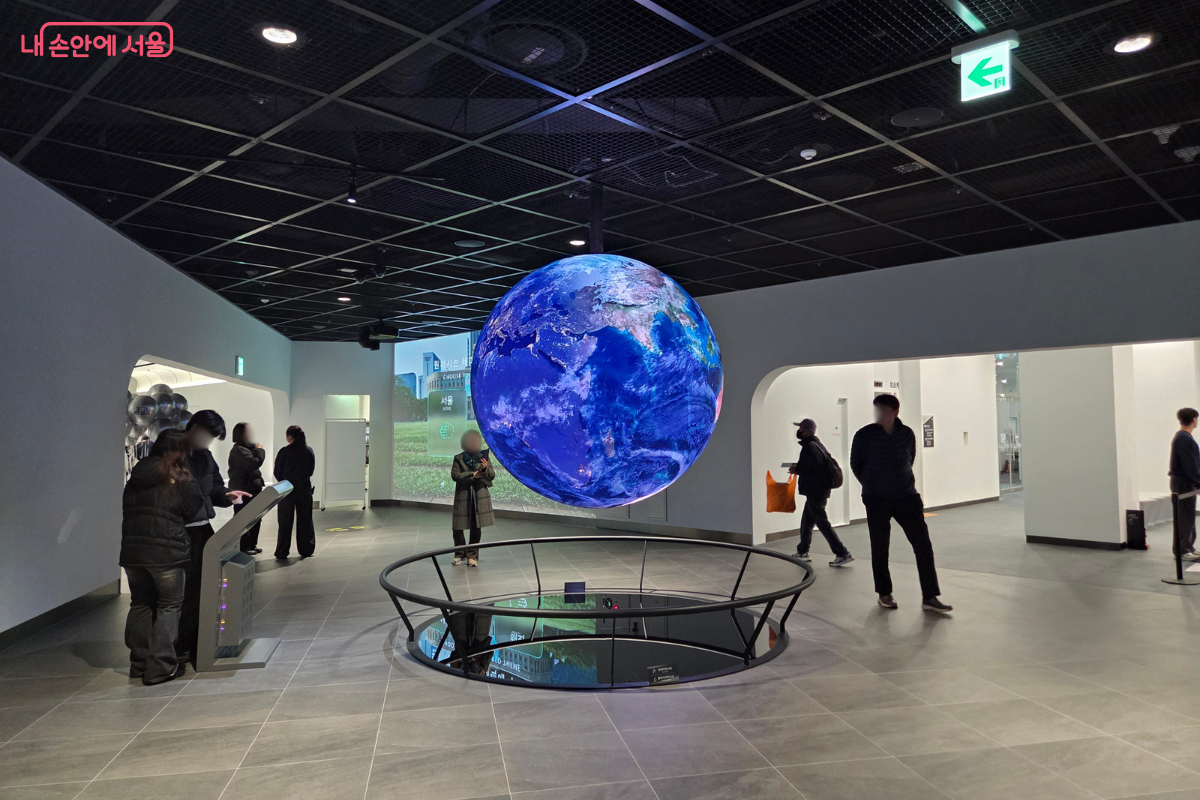 세계 도시 정보를 보여주는 미디어 스피어 ⓒ김승아