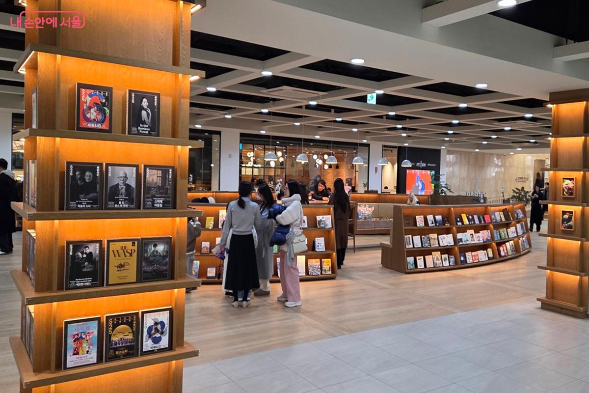 북카페와 갤러리를 합쳐 놓은 듯한 미학적인 공간을 선사하는 '세종 라운지' ©이상돈