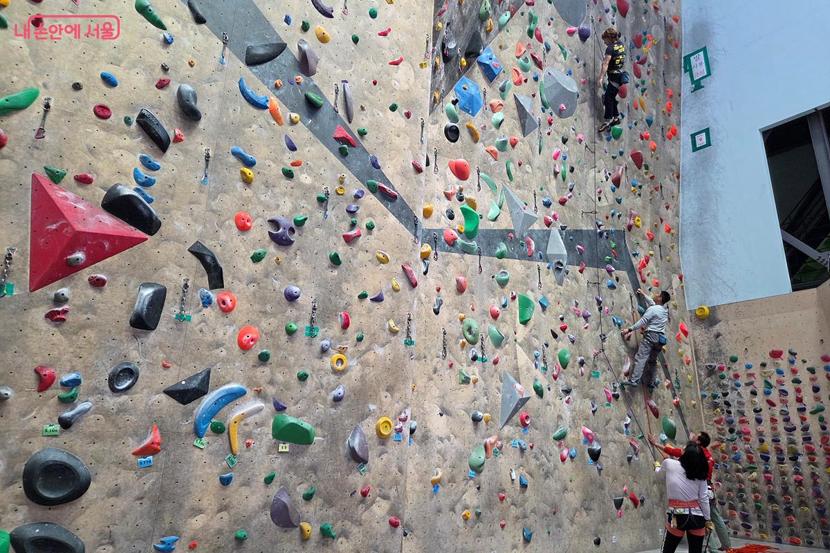 높이 12m, 폭 18m의 실내벽 ©정민호