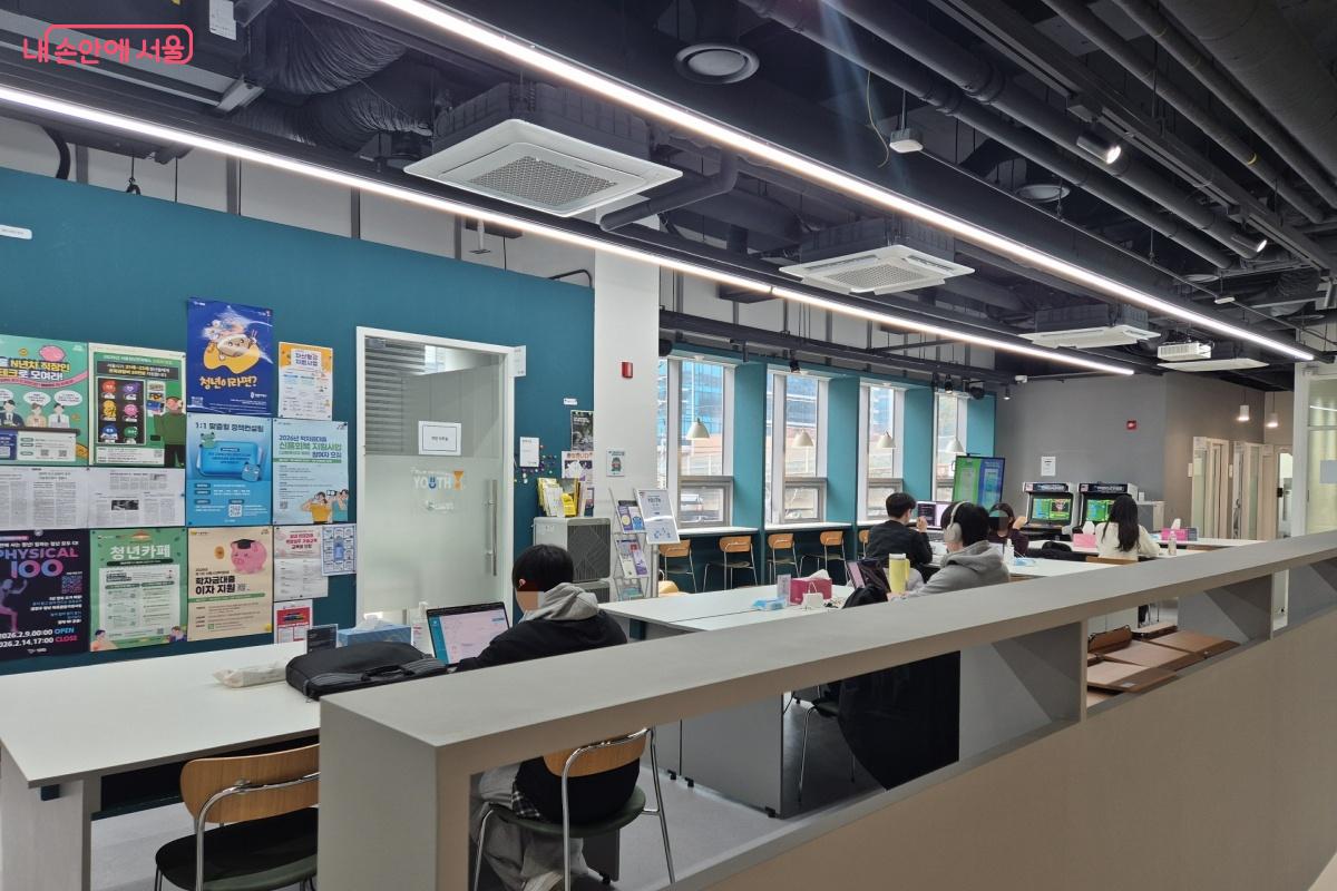 바 테이블과 사무용 책상 모두 사용 가능하다. &copy;송수연