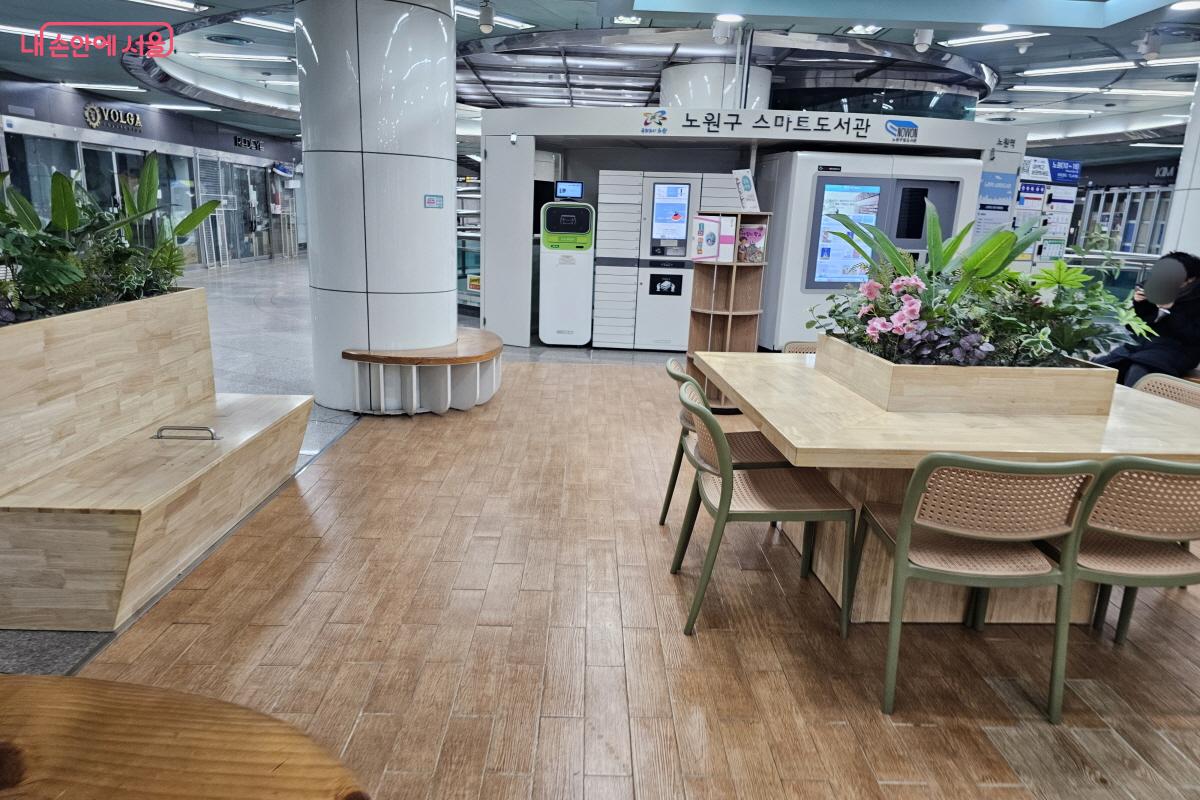 책을 빌려 편히 읽으며 머물 수 있게 공간이 꾸며져 있다. ©염지연