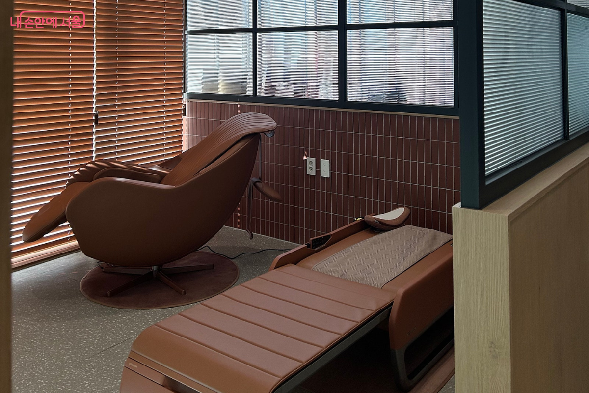 최신식 안마의자가 있는 힐링존 &copy;류한민