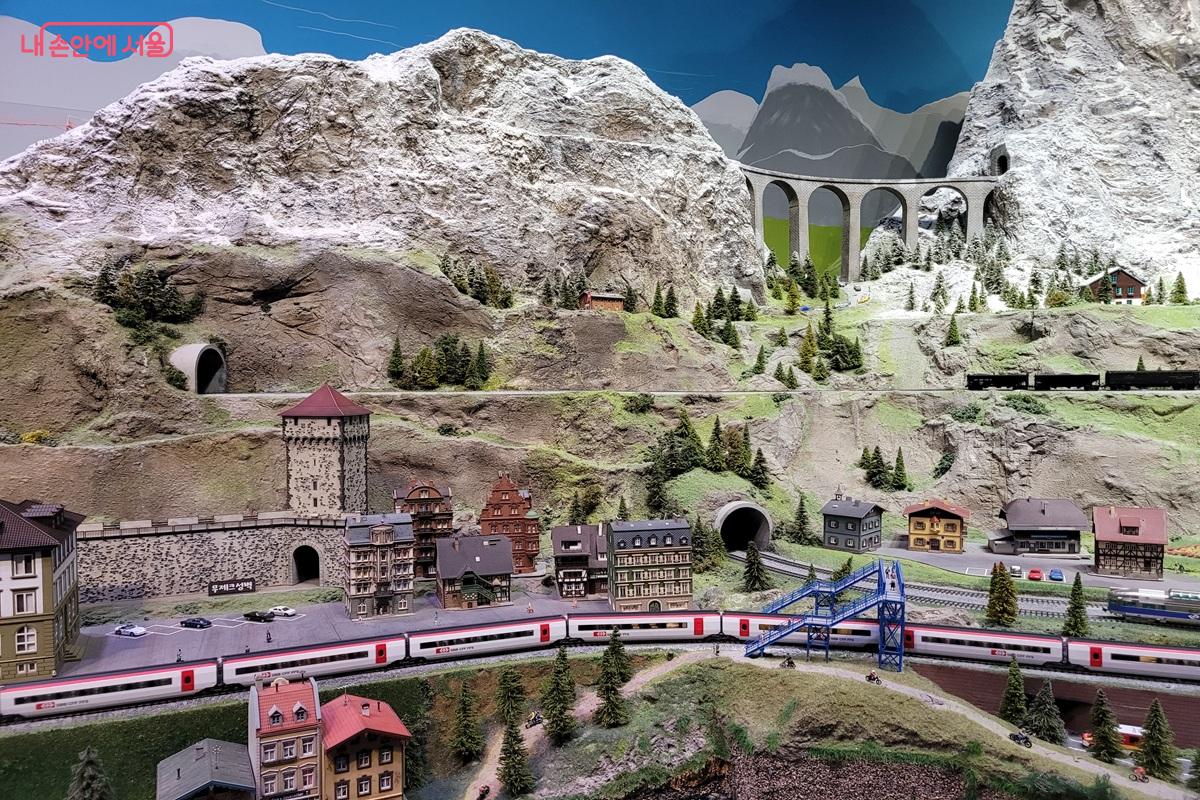 고가교와 터널을 오가는 산악열차 &copy;조연