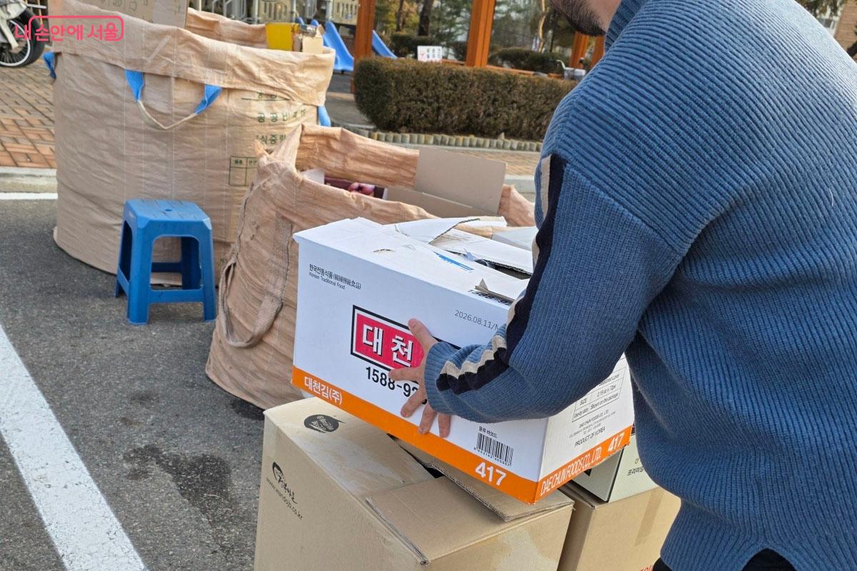 종이 박스류를 분리수거하는 모습입니다. 박스에 붙은 테이프를 모두 제거한 뒤 납작하게 접어서 쌓아두고 있습니다.