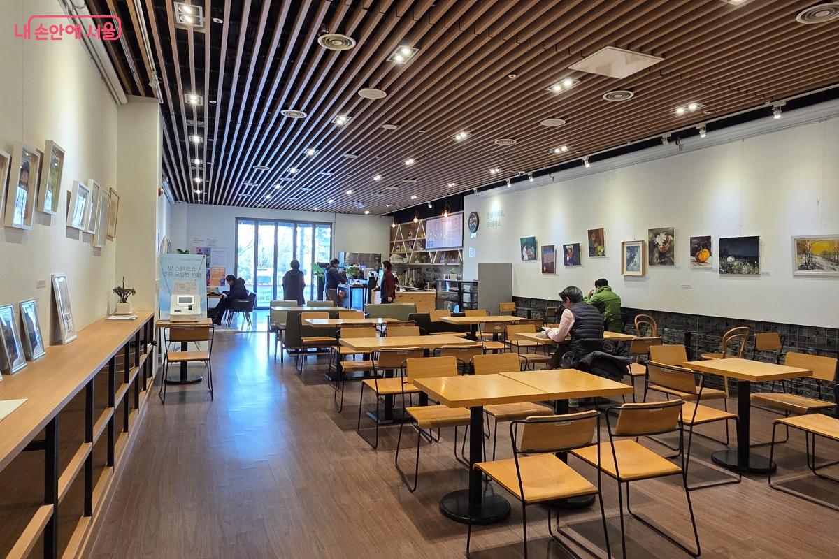 편하게 쉴 수 있는 쉼터에서 작품을 감상한다. &copy;김미선