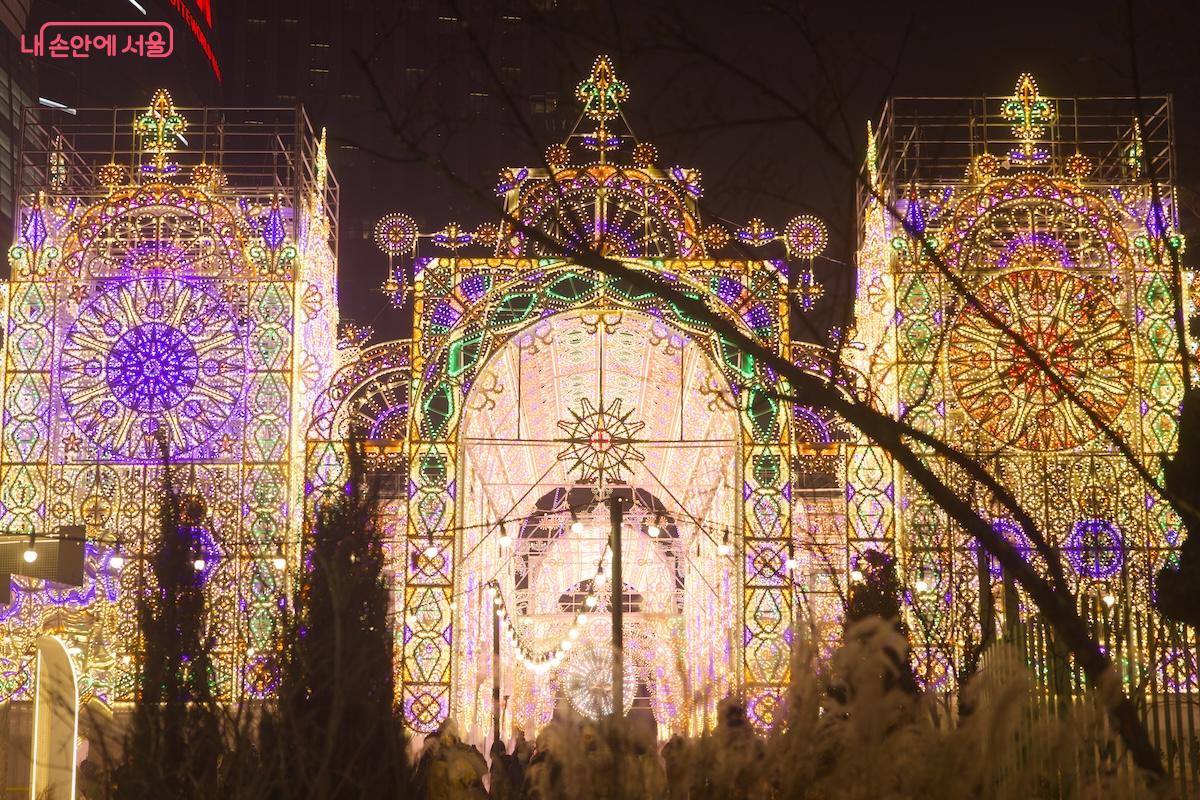 이번 루미나리에가 역대급이라는 평가를 받는데 큰 역할을 하고 있는 대형 조형물