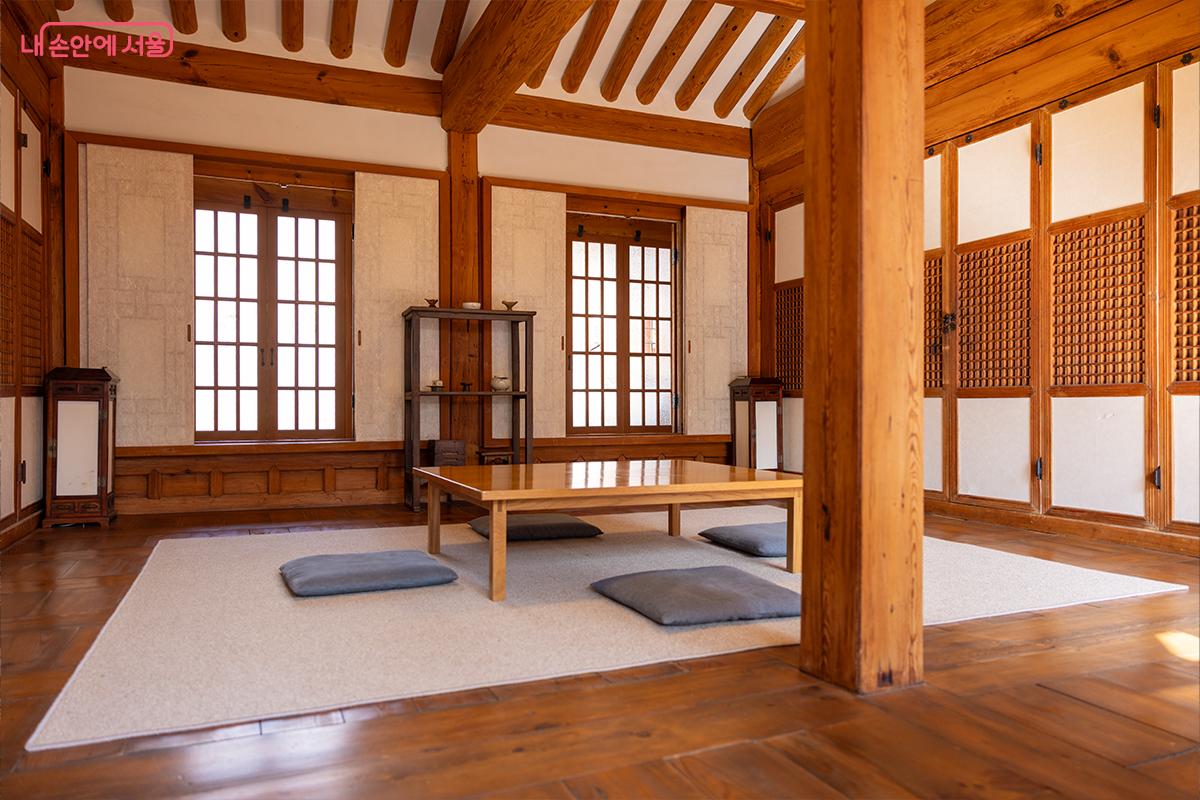 기와지붕과 마당이 어우러진 홍건익가옥 풍경ⓒ장신자