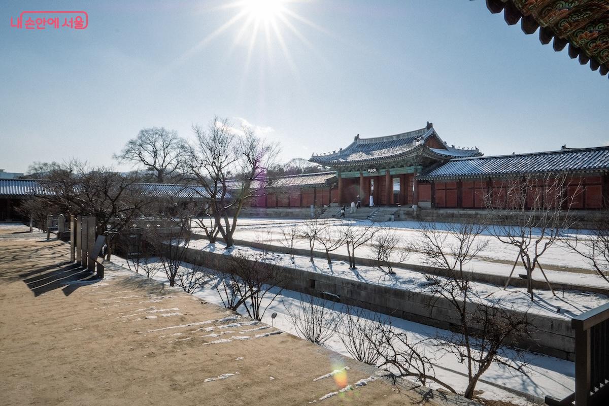 소복하게 쌓인 눈이 창경궁 옥천교 주변을 눈부시게 만들었다 