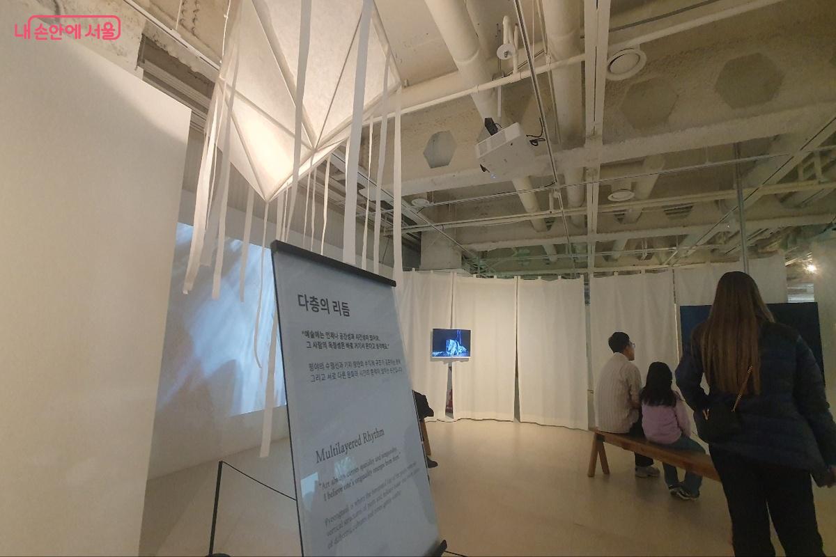 다양한 분야의 예술가들이 국내 여러 지역의 문화를 재해석한 작품들이 전시 중이다. ©조한상